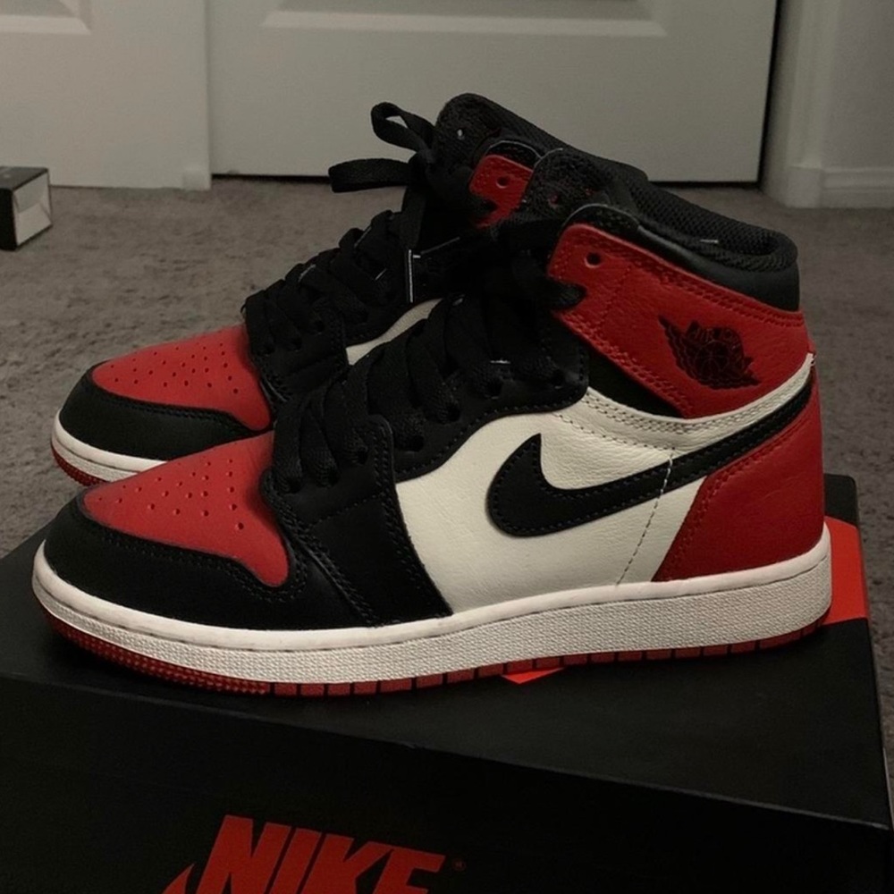 JORDAN 1 BRED TOE SIZE 4 youth= 6 women’s $200 good condition barely worn